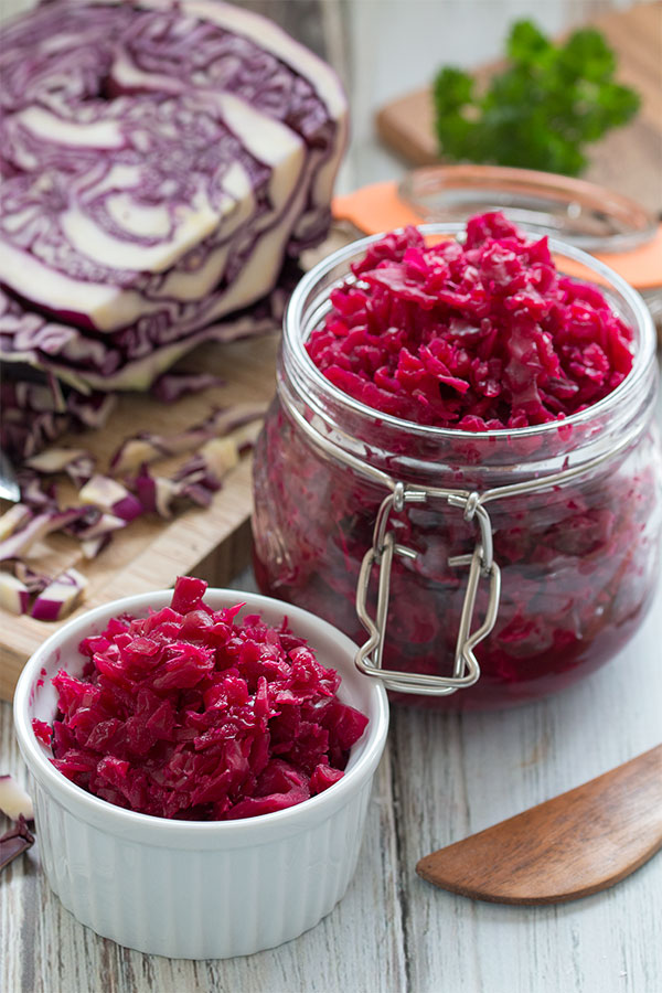 Procedure for preparing homemade pickled cabbage with horseradish.