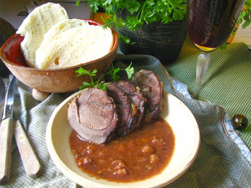 The preparation of wild boar meat with rosehip sauce is longer, but it is worth it.