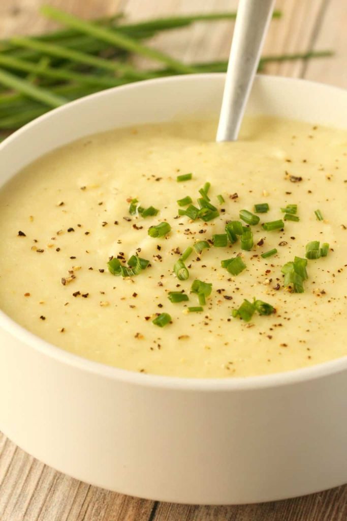Soup with leeks and Lučina cheese as a hearty snack.