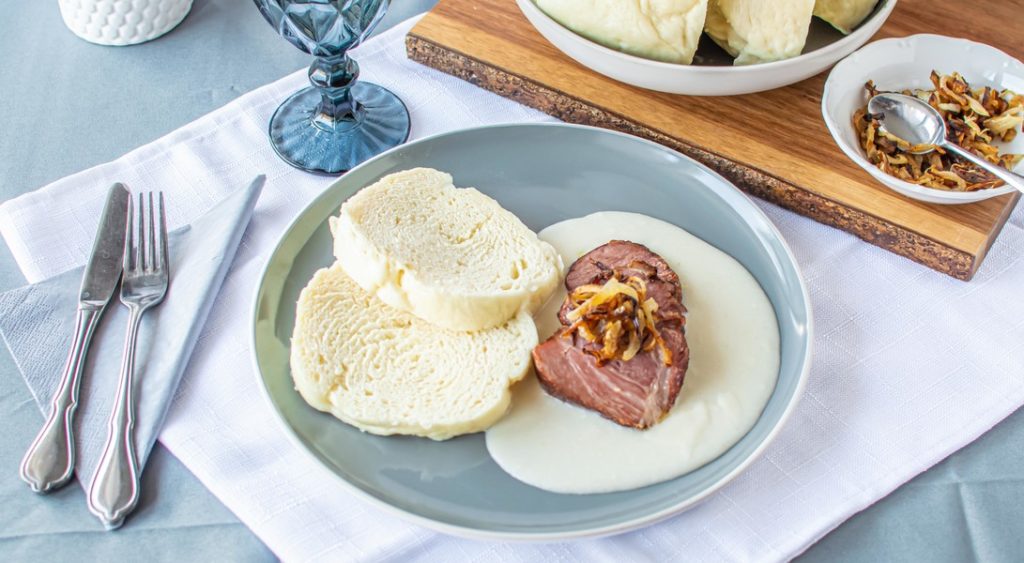 Creamy sauce with horseradish, smoked meat and dumpling.