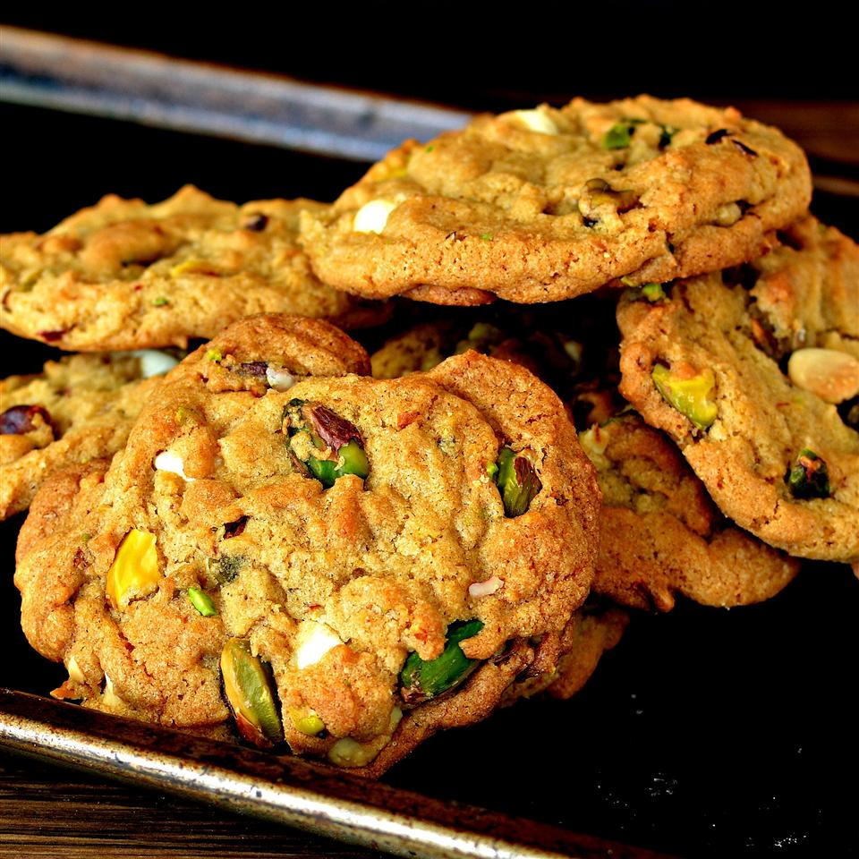 Pistachio cookies with white chocolate and vanilla extract.