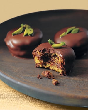 Křehké pistáciové sušenky s čokoládovou náplní a hořkosladkou polevou.