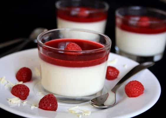 Raspberry panna cotta with topping