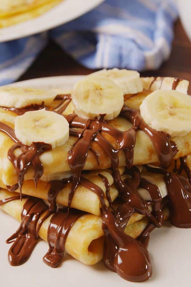 Mit Schokolade überzogene Bananenpfannkuchen