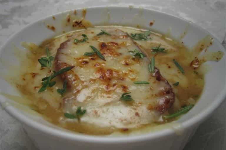 Francouzská žampionová polévka s krutony a sýrem