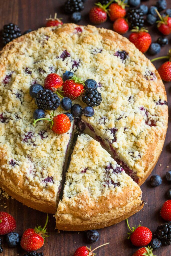 The finished recipe for a great yogurt cake with fruit.