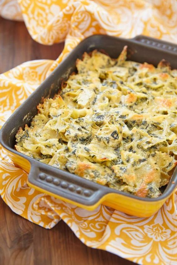 Pasta baked with spinach, cheese and chicken.