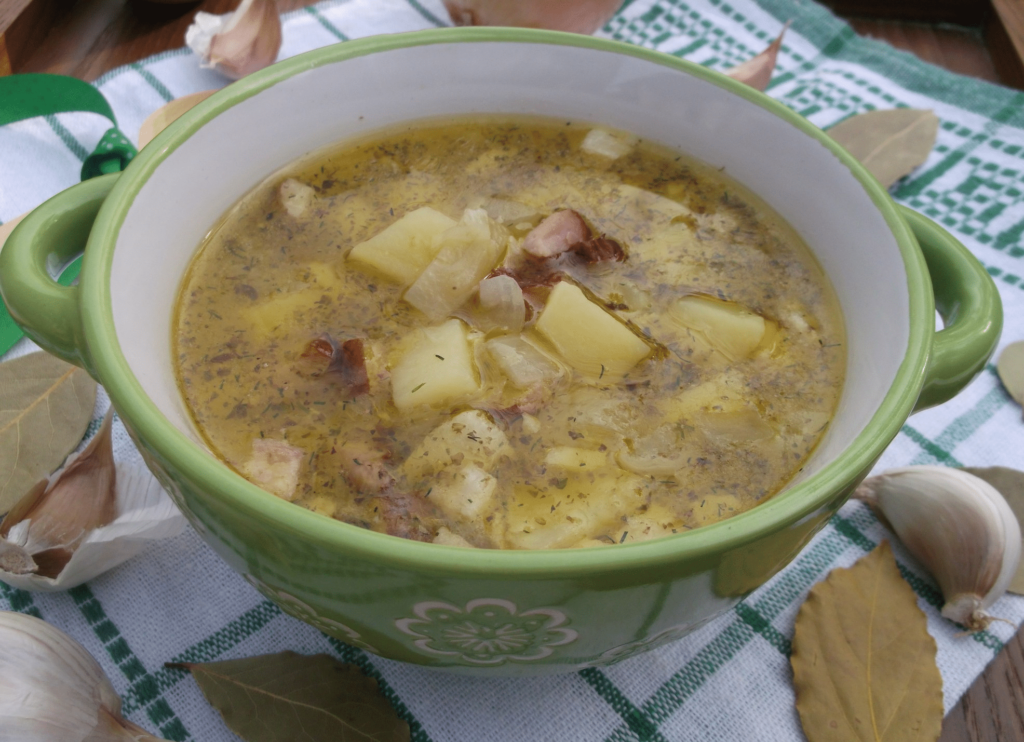 Recipe for potato soup with dried mushrooms.