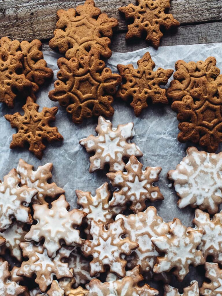 Christmas gingerbread decorated with lemon glaze.