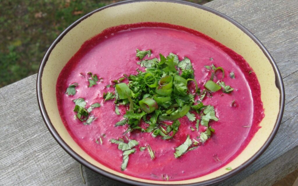 Řepná fialová polévka posypaná bylinkami