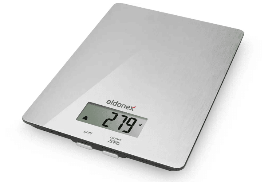 Stříbrná kuchyňská váha s automatickým vypnutím displeje.