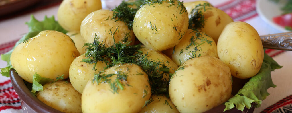 malé brambory s koprem