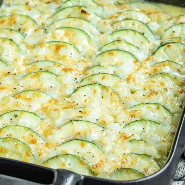 Zucchini pudding with cheese and cream