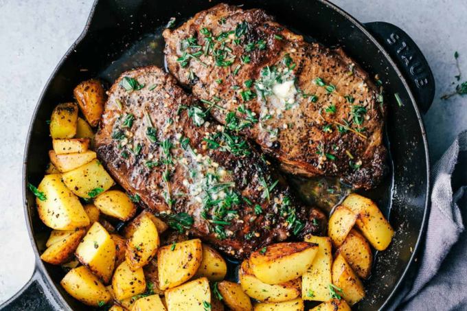 Beef slices on garlic with herbs and American potatoes