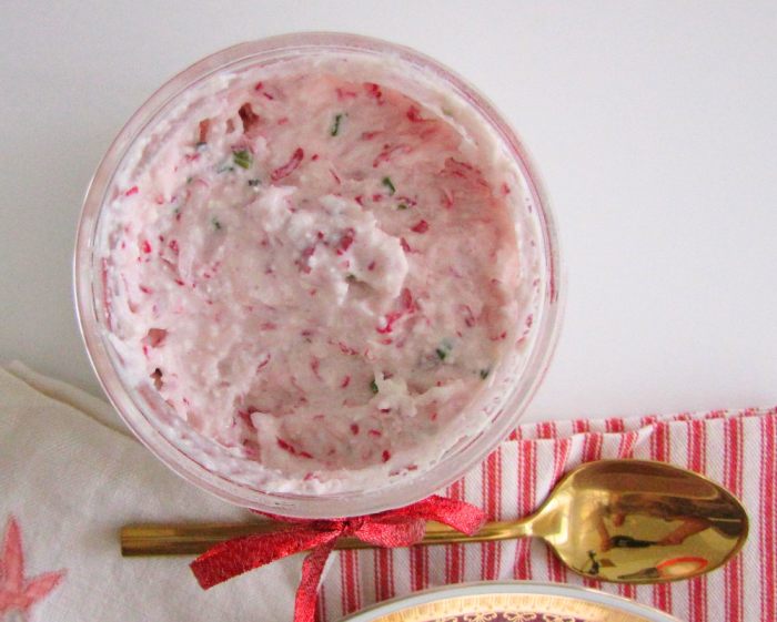 Spread prepared from grated radishes and butter