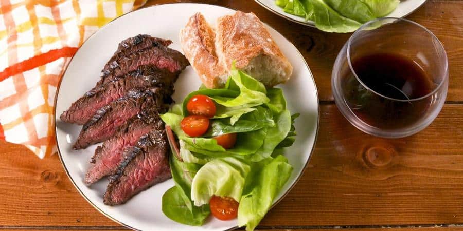 Hanger steak se zeleninovým salátem a pečivem