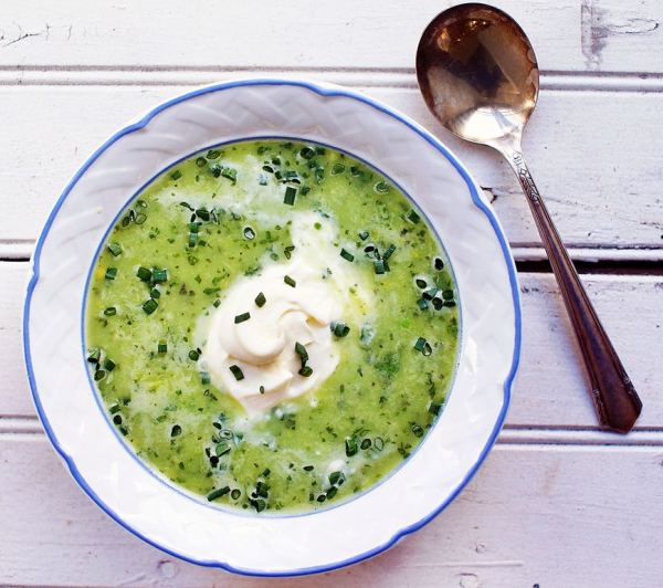 Herb cream with peas and leeks served with cream and chives