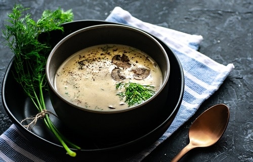 Žampionová polévka se smetanou a čerstvým koprem.