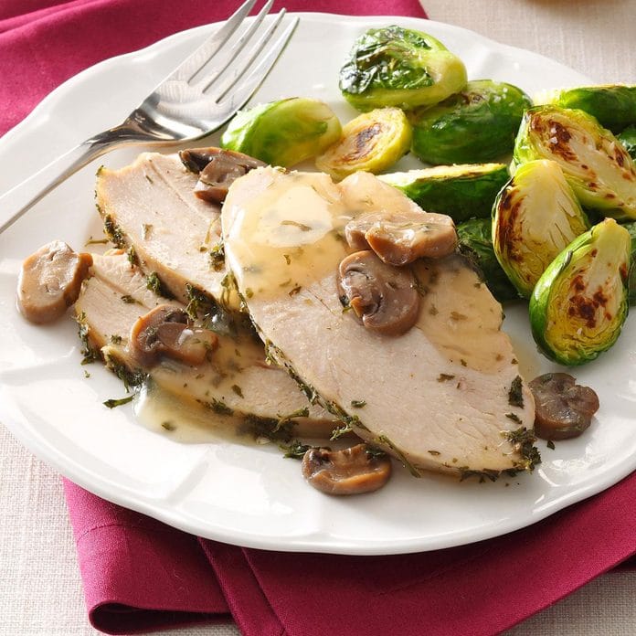 Turkey meat with mushroom-cream dressing and vegetables.