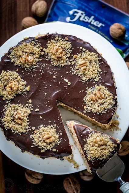 Ořechový pečený koláč, zdobený čokoládovou polevou. 