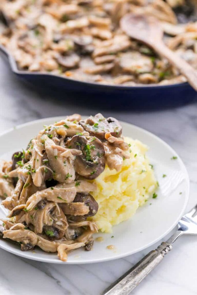 Crude meat with mushrooms and mashed potatoes.