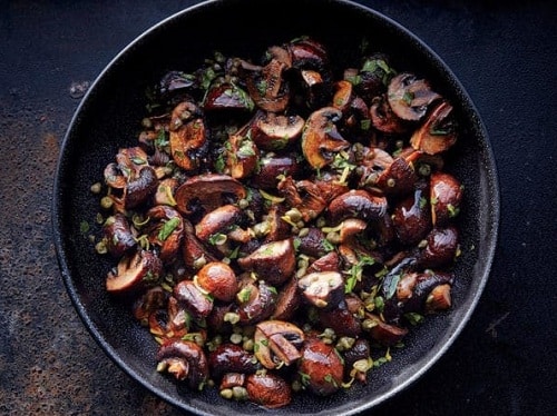 Pan with wild mushrooms, baked with capers.