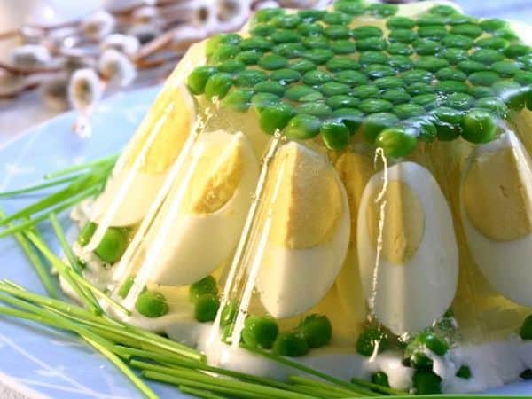 Aspic cake with eggs and peas