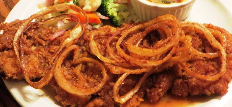Wrapped veal slice with fried onion rings