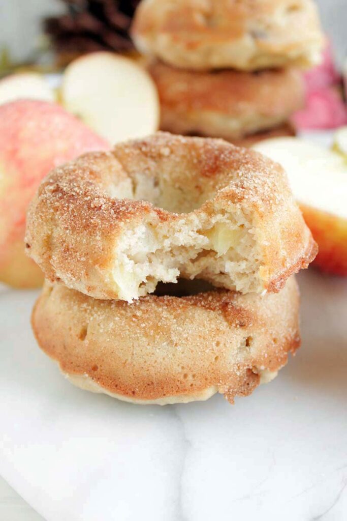 Hausgemachte glutenfreie Donuts mit Apfelstückchen und Walnüssen.