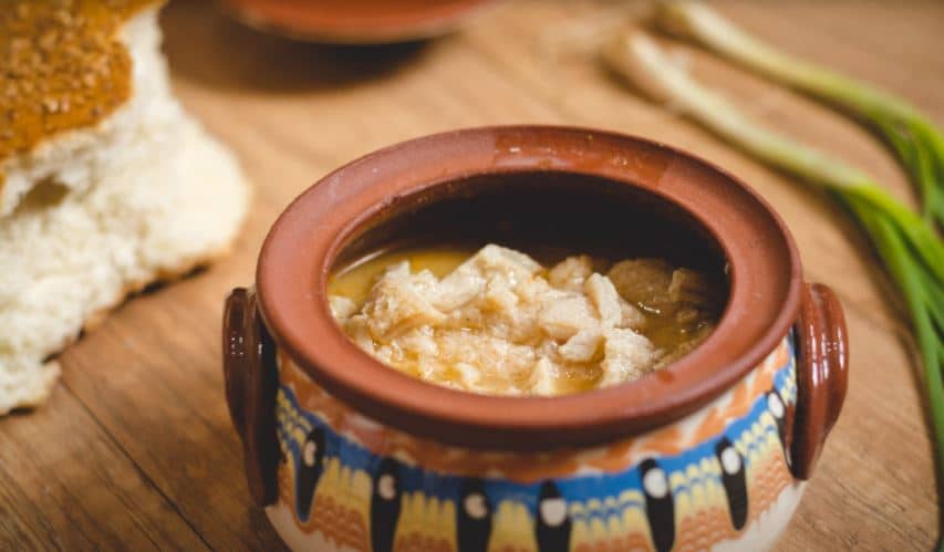 Bulharská polévka v tradiční keramické misce.