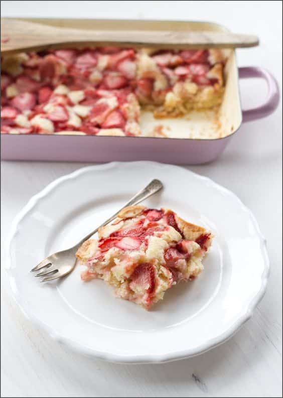 Dessert with strawberries, baked in a baking dish.