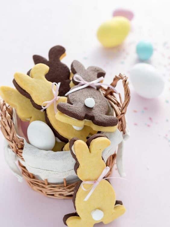 Gingerbread cookies for Easter glued with cream.
