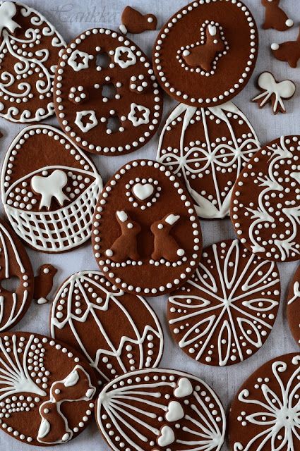 Gingerbread decorated with egg white glaze.
