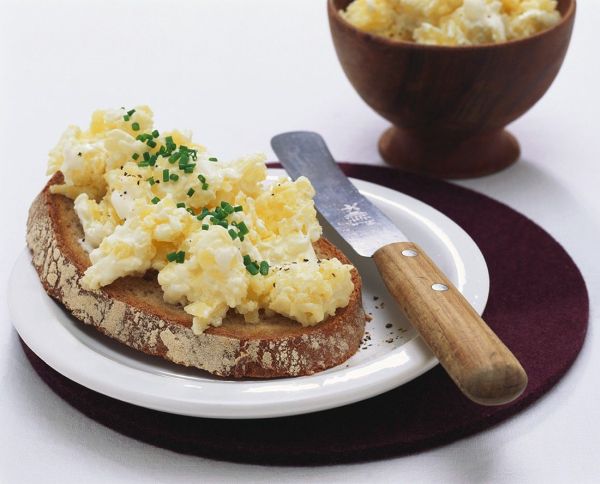 A slice of bread with potato spread sprinkled with chives