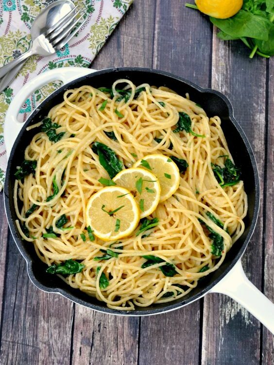 Pan-fried spinach pasta with lemon flavor.
