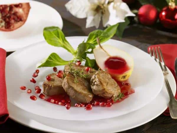 Wildschweinmedaillons serviert mit Granatapfel-Dressing und gerösteten Birnen