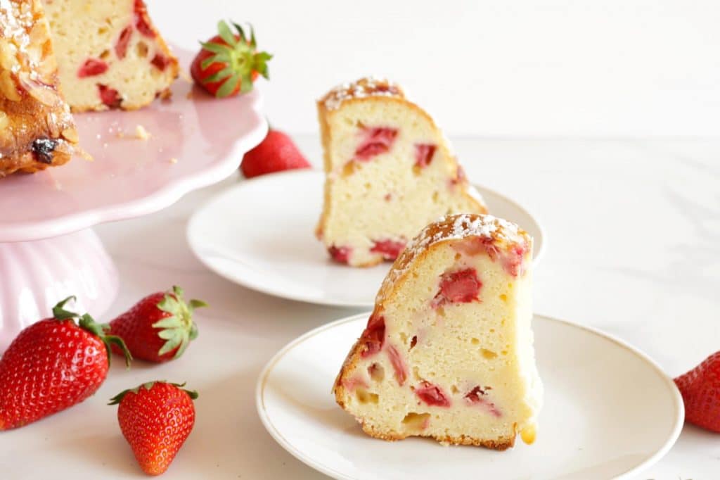Erdbeer-Tassenkuchen mit Hüttenkäse und Crème fraîche.