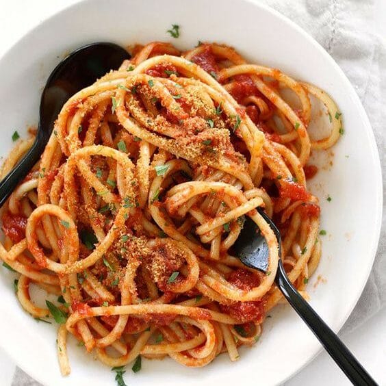Tomatenspaghetti mit Champignons und frischem Basilikum.