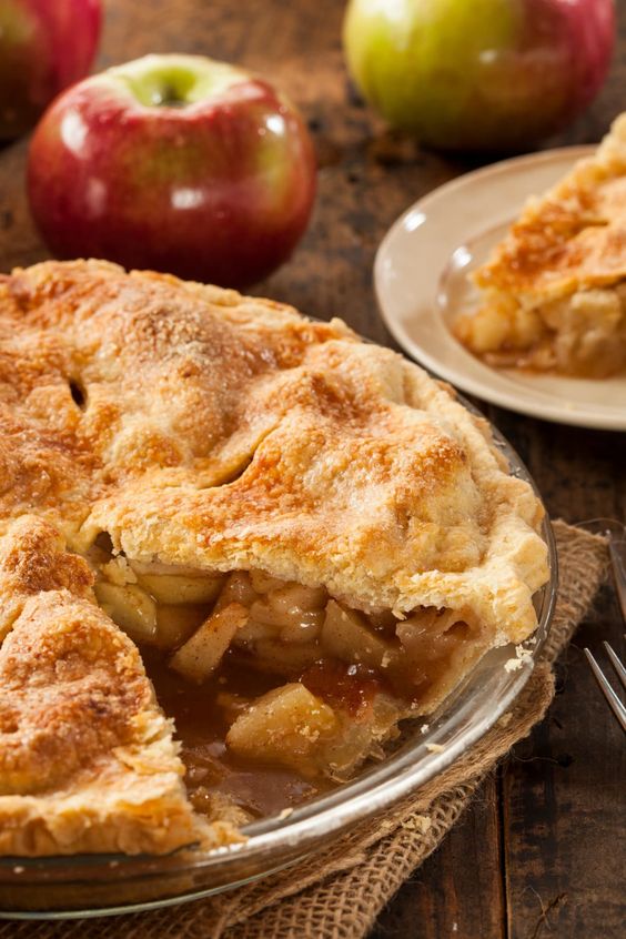 Americký apple pie s kousky jablek.