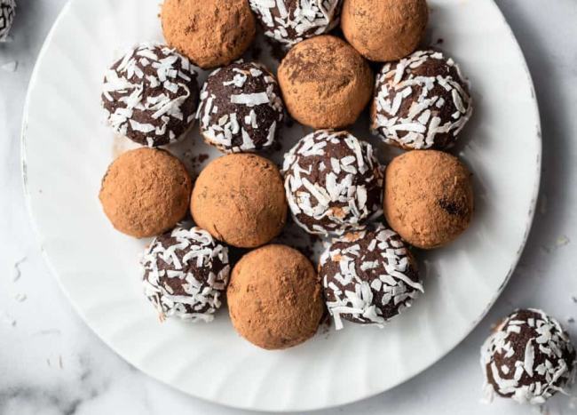 Avocado and cocoa balls decorated with coconut