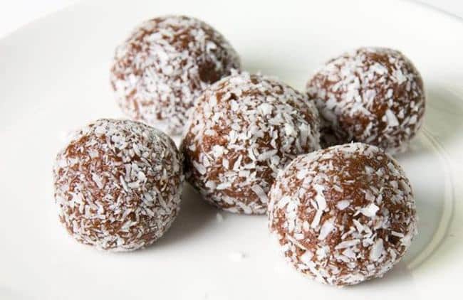 Coconut balls with cocoa