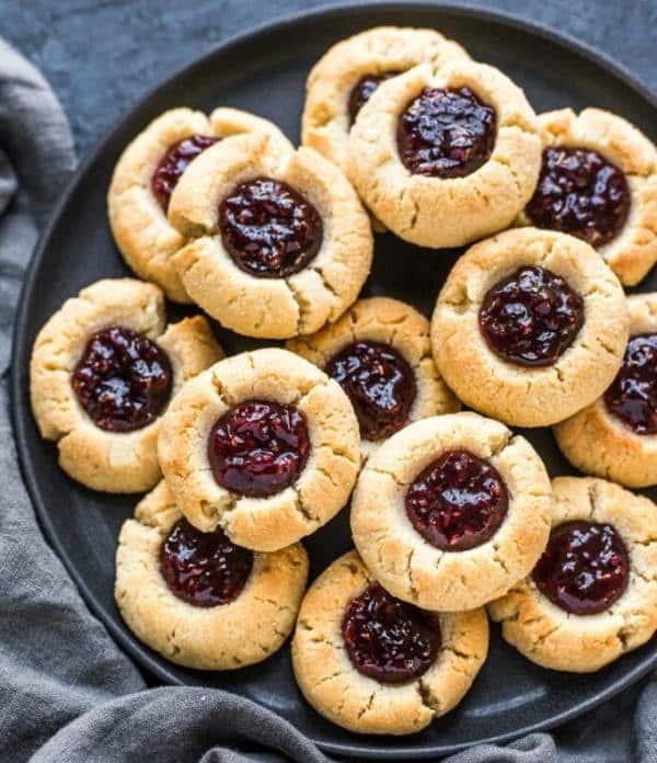 Almond Christmas cookies with jam prepared without sugar