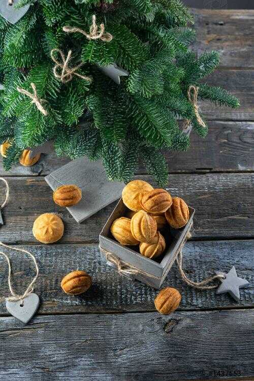 Ořechy plněné krémem v ozdobné krabičce s vánoční ozdobou.