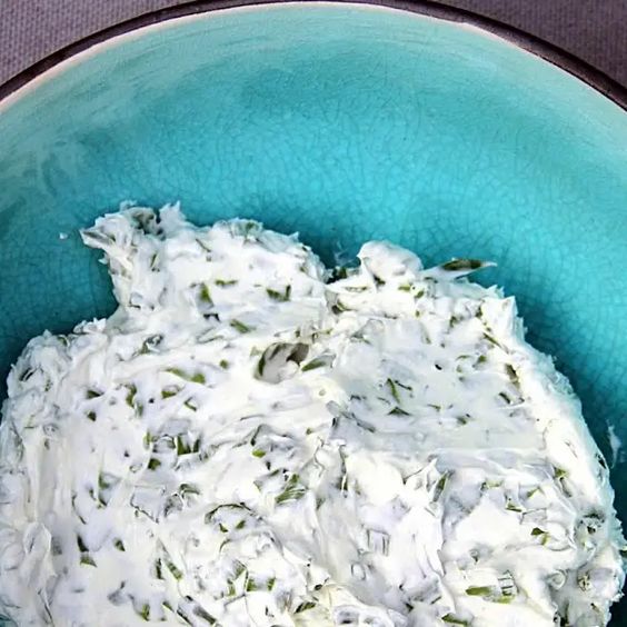 Cottage cheese with garlic and fresh chives.