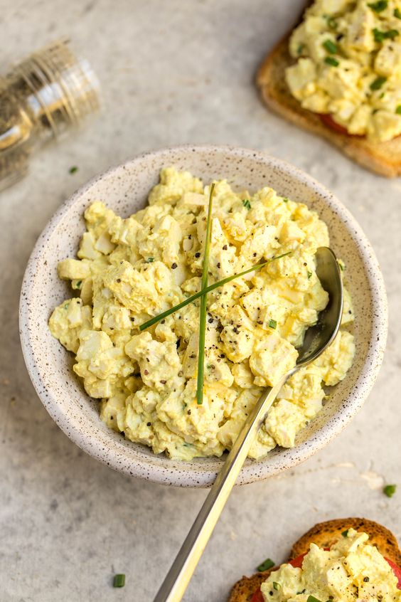 Spread with eggs and freshly chopped chives.