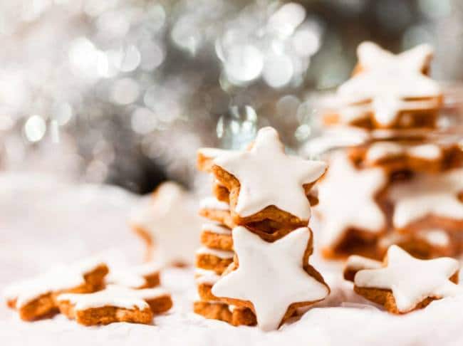 Weihnachtslebkuchenplätzchen mit Essig verziert mit weißer Glasur.