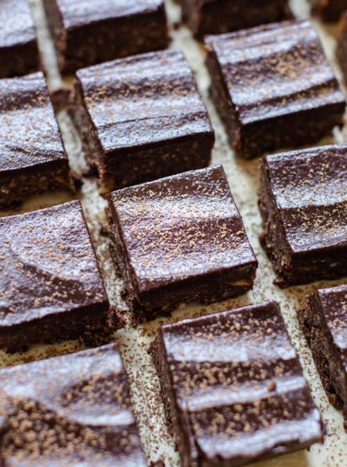 Erdnuss-Dattel-Brownies mit Schokolade.