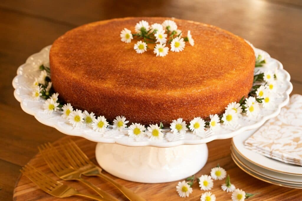 A delicate cake with the scent of oranges.