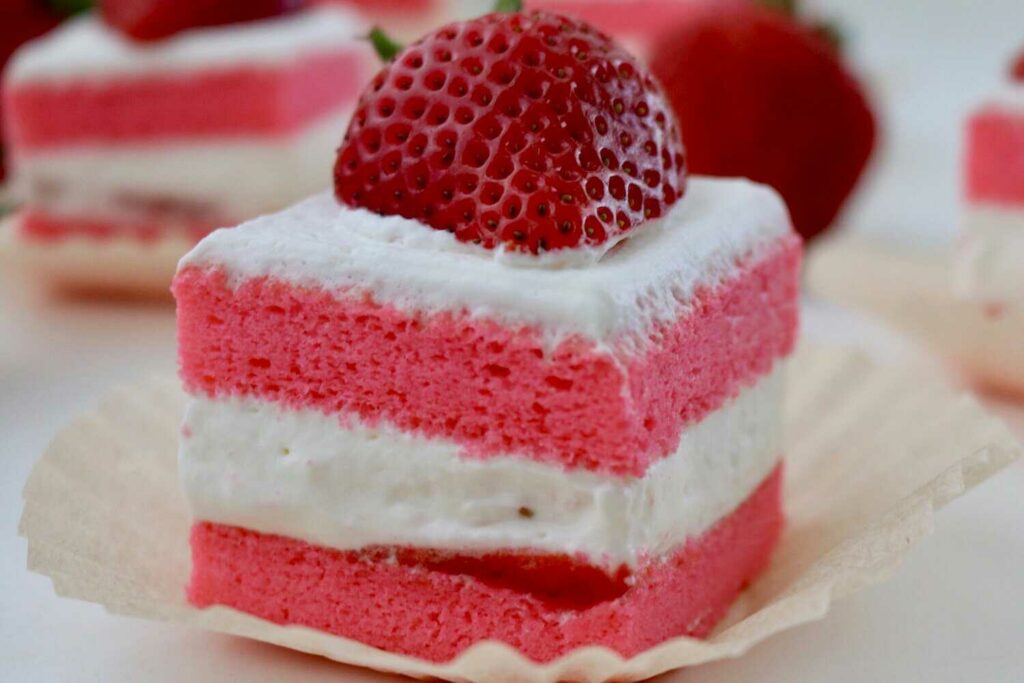 Sponge cake with strawberries decorated with half a strawberry.
