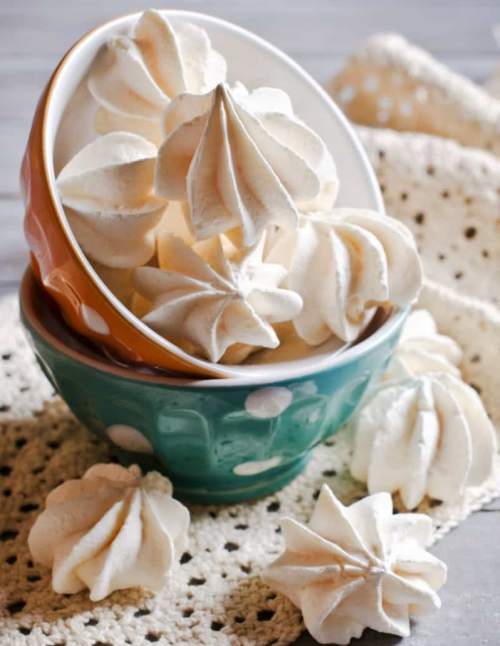 Snow meringues prepared without sugar.